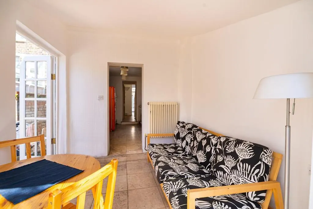Bright Spacious Double Bedroom London Guest house