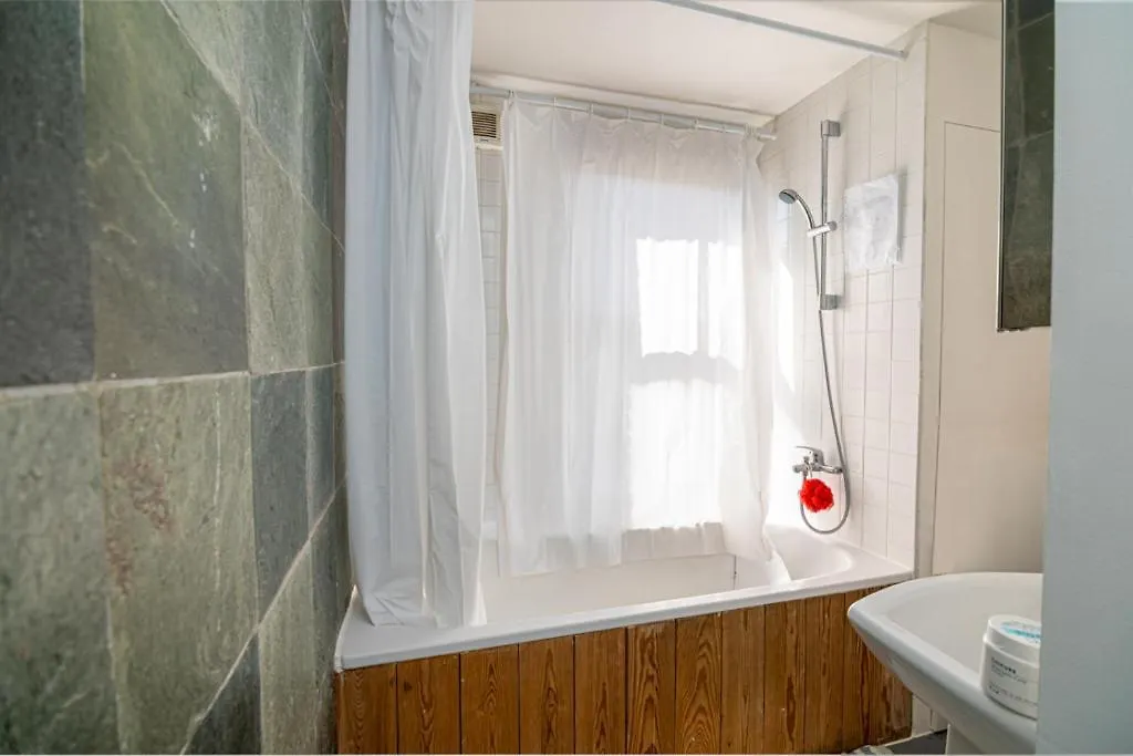Bright Spacious Double Bedroom London Guest house