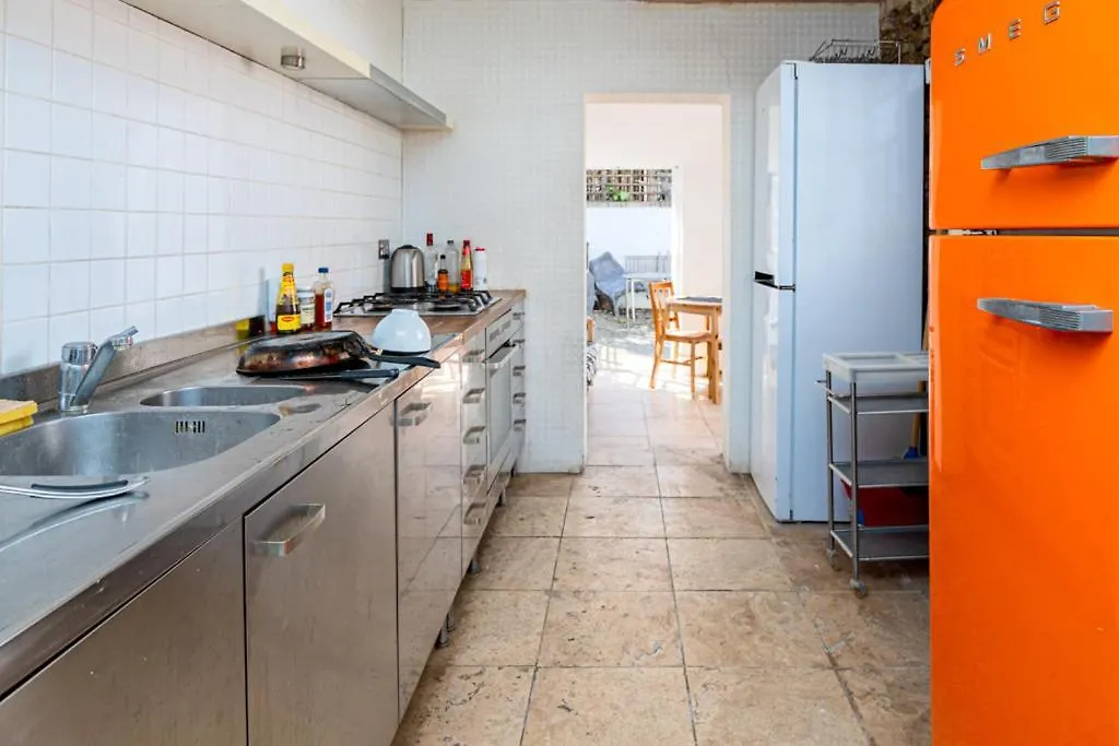 Bright Spacious Double Bedroom London Guest house