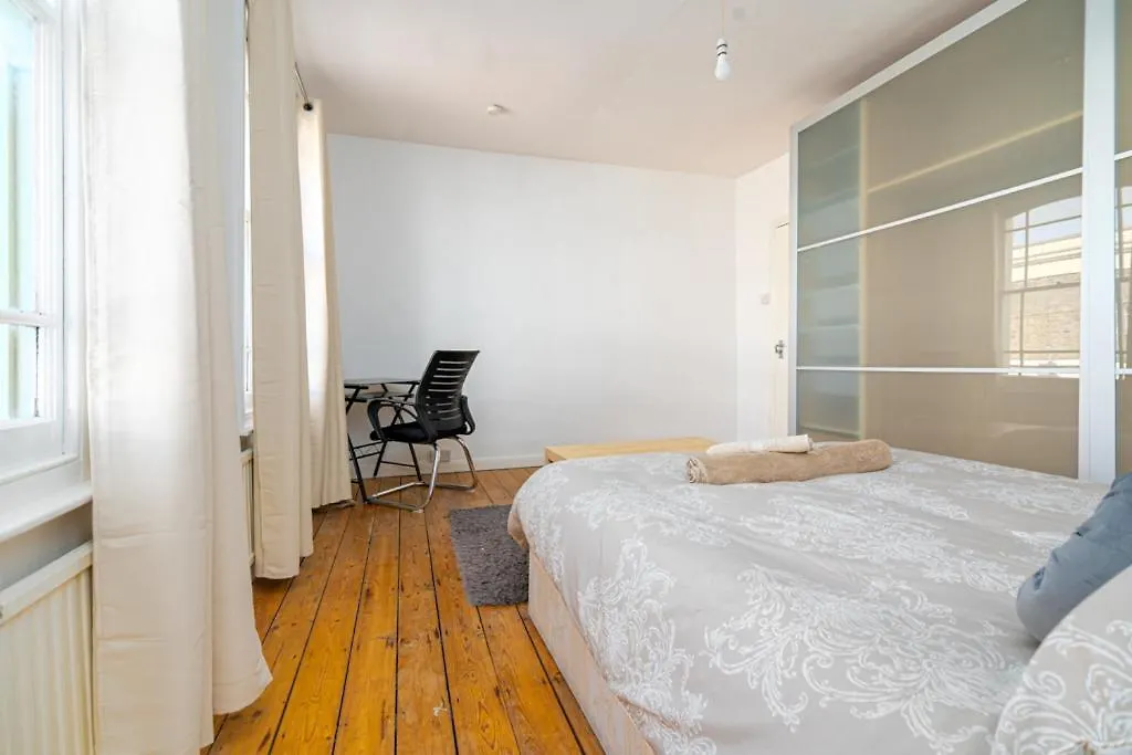 Guest house Bright Spacious Double Bedroom London