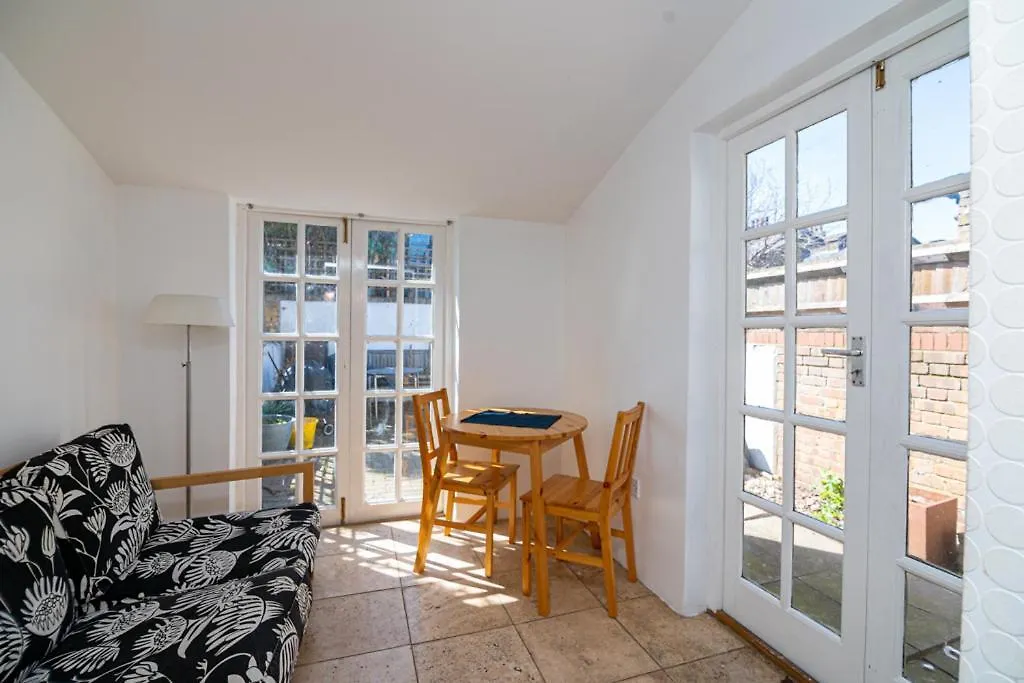 Guest house Bright Spacious Double Bedroom London